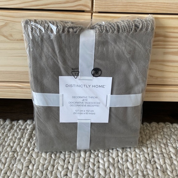 | NWT | Decorative throw - Picture 2 of 4